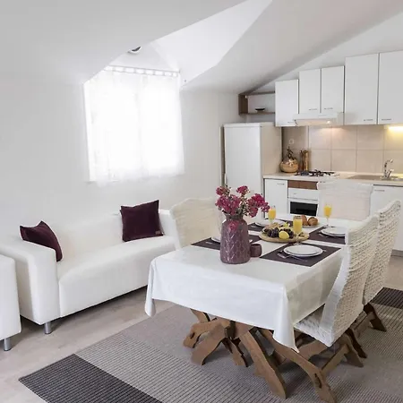 Solo - Peaceful Nature Park Getaway