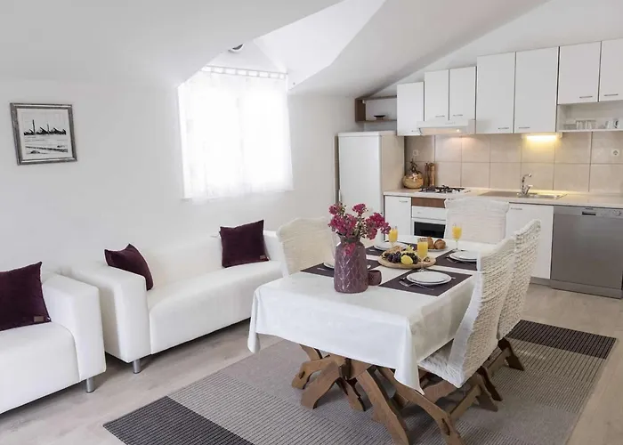 Solo - Peaceful Nature Park Getaway